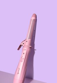 Fer à friser rose avec un barillet nervuré, une poignée ergonomique, un collier ajustable et des boutons de contrôle. Fini en plastique lisse et brillant.