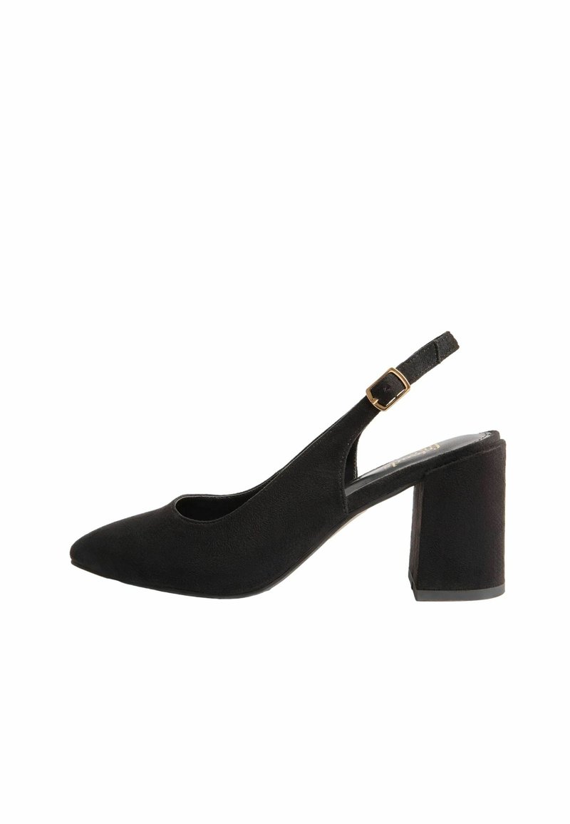 Mustan mokkanahkaisen slingback-kengän, jossa on teräväkärkinen muoto ja paksu korko. Siinä on sivuleikkaus ja säädettävä hihna, jossa on kultainen solki.