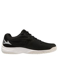 Zapatilla deportiva negra con parte superior de malla y sintético, suela blanca de goma, diseño con cordones y acento reflectante plateado en el talón.
