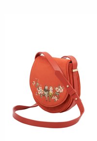 Rdeča semisana torbica prek telesa z vezenim dizajnom dveh ptic in cvetja. Ima gladek usnjen trak in zlate kovinske dodatke.