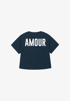 T-shirt oversize blu navy con la parola "AMOUR" stampata in lettere bianche audaci sul retro.