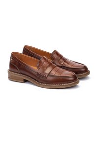 Mocasines de cuero marrón con un patrón texturizado en la parte delantera, costuras en contraste y una suela de goma baja para mayor confort.