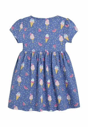 Robe en coton à manches courtes, avec un fond bleu et un motif ludique de cornets de glace et de tranches de pastèque, présentant une jupe froncée.