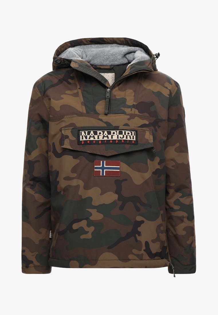 Camouflage-mønstrede hættetrøje med lynlås-lomme foran, fleece-fodret hætte og norsk flag-patch på brystet.