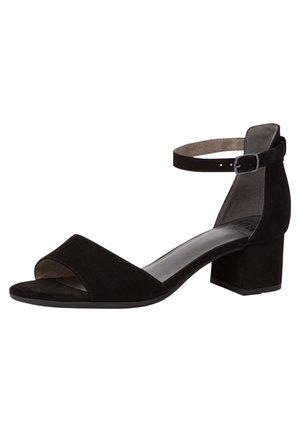 Czarne zamszowe sandały na odsłoniętej palce z blokowym obcasem i regulowanym paskiem na kostkę z srebrną klamrą.
