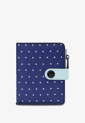 Marineblaue Brieftasche mit weißen Punkten, glatter Textur und einem hellblauen Akzent am Verschluss. Verfügt über ein schwarzes rundes Beschlagdetail.