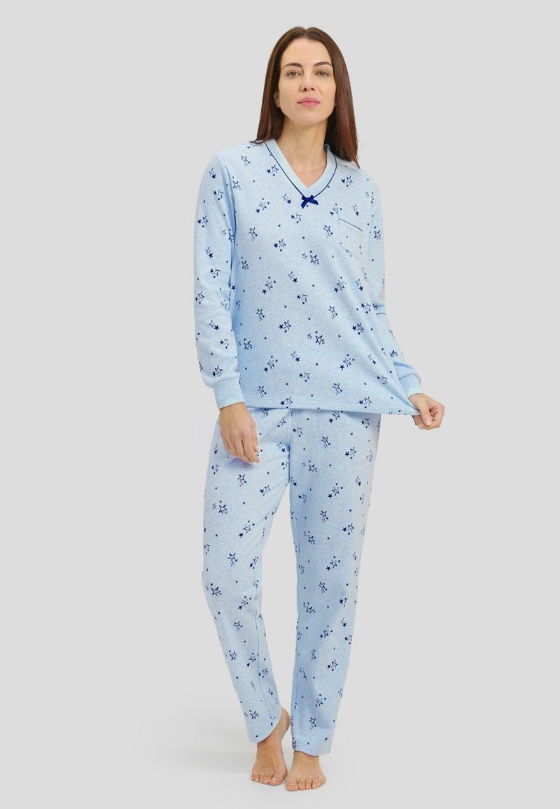 Conjunto de pijama azul claro con camiseta de manga larga y pantalones, que presenta un patrón floral, escote en V y detalles de bolsillo; tejido suave, corte relajado.