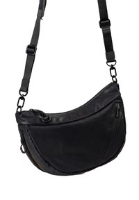 Borsa a tracolla nera con forma curva, realizzata in materiale liscio. Dotata di tracolla regolabile, tasca con zip e accenti in metallo.