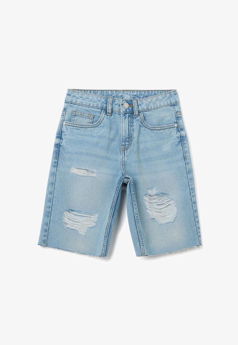 Pantalones cortos de denim azul claro con dobladillo deshilachado, que cuentan con dos bolsillos frontales y múltiples áreas desgastadas. Diseño de tiro medio con cierre de botón.