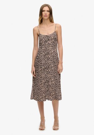 Vestido midi de tirantes finos con estampado de leopardo, de tejido fluido y textura ligera, que presenta un fondo beige y manchas oscuras.