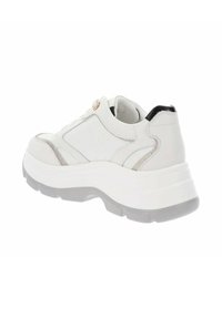 Sneaker bianco con suola spessa, pelle liscia e dettagli testurizzati, con una leggera lucentezza e un dettaglio sul tallone nero. Presente hardware dorato.