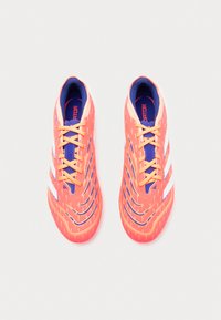 Botas de fútbol de color rojo-anaranjado brillante con franjas blancas, parte superior texturizada, detalles azules y cordones naranjas. Diseño aerodinámico con una forma estilizada.
