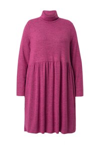 Roze coljurk gemaakt van zachte, gestructureerde stof. Kenmerkt zich door lange mouwen en een geraapte taille, die overgaat in een losvallende rok.