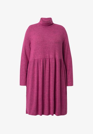 Różowa sukienka z golfem wykonana z miękkiego, teksturowanego materiału. Posiada długie rękawy oraz talię zebrane marszczeniem, która przechodzi w luźną spódnicę.