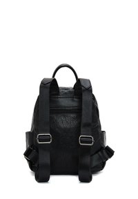 Zaino in pelle nera con finitura testurizzata, spallacci in tessuto regolabili e maniglia superiore. Include una tasca posteriore con zip.