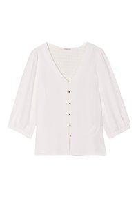 Blouse en tissu léger blanc avec un décolleté en V profond, fermeture à bouton sur le devant, manches bouffantes trois quarts et doublure texturée subtile.