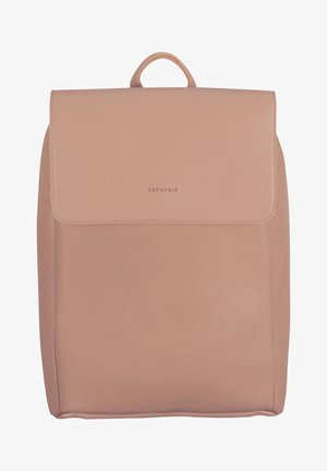 Sac à dos en cuir rose clair, de forme rectangulaire arrondie, avec un rabat pliant, un minimalisme en matière de marquage et une poignée supérieure pour le transport.