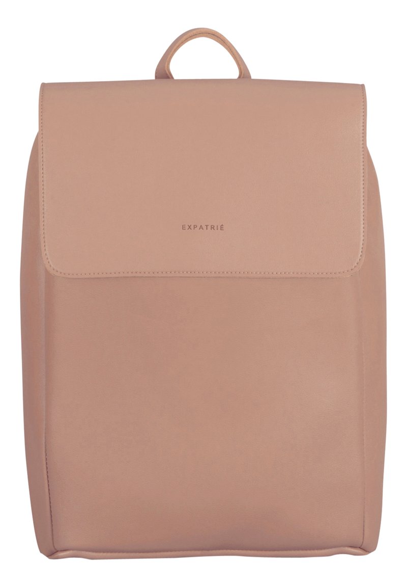 Mochila de cuero rosa claro con forma rectangular redondeada, tapa plegable, marca mínima y un asa superior para llevar.