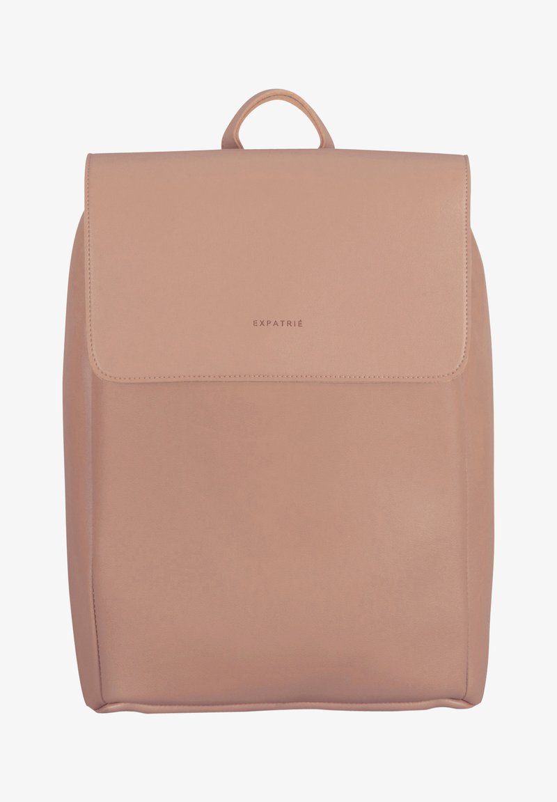 Mochila de cuero rosa claro con forma rectangular redondeada, tapa plegable, marca mínima y un asa superior para llevar.