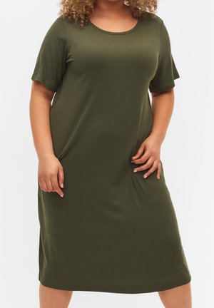 Robe côtelée vert olive avec des manches courtes et un col rond. Elle présente une coupe décontractée et des poches latérales, fabriquée en tissu doux.