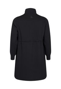 Melnā džemperī ar augstu apkakli, garām piedurknēm un taisnu griezumu. Iekļauta šuve gar muguru un logo pie apkakles. Gluda tekstūra.