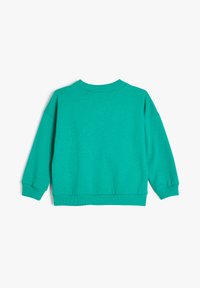 Maglione turchese, con collo rotondo, maniche lunghe, polsini e orlo a coste, tessuto morbido, vestibilità rilassata, colore unico senza motivi o dettagli.