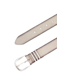 Ljusgrå läderbälte med en slät textur, utrustad med en silverfärgad metallspänne och fem hål för justering, accentuerad med horisontella ränder.