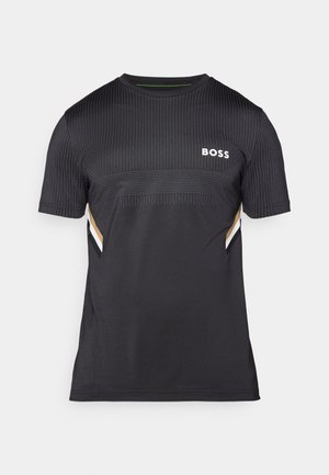 T-shirt nero a maniche corte con un design testurizzato, caratterizzato da un pannello di piccoli punti, logo "BOSS" bianco e accentuazioni dorate e bianche sui lati.