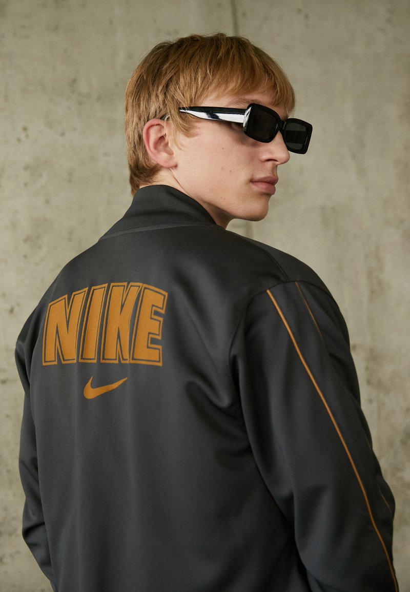 Nike Sportswear RETRO Cardigan dark smoke grey/gri închis Zalando.ro