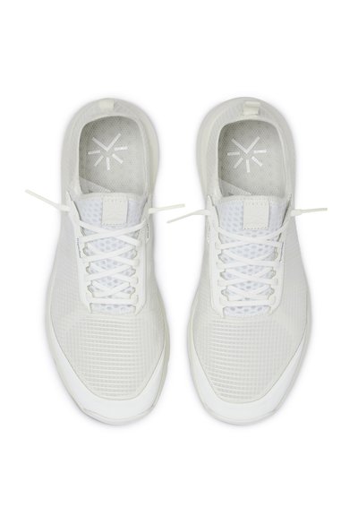 Baskets de sport blanches avec une tige en maille, bout arrondi, lacets plats et design texturé. Présentent un logo sur la semelle intérieure.