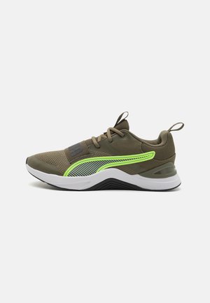 Olijfgroene mesh sportschoen met neongele streep, witte en zwarte zool, veters aan de voorkant en trek-lussen op de tong en hiel.