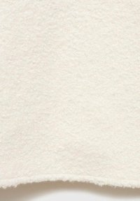 Hvid tekstureret fleece med en blød, fluffy overflade og en let frynset kant forneden. Ensartet farve med synlige fiber mønstre.