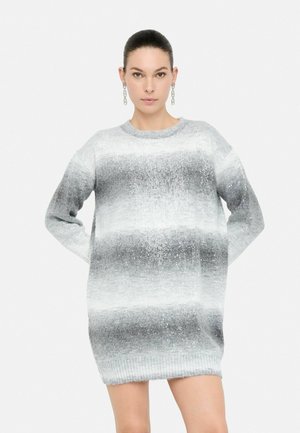 Robe-sweater gradée en argent avec une coupe décontractée, présentant un tricot texturé, des manches longues et un ourlet côtelé. Éléments scintillants partout.