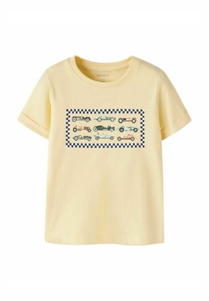 Camiseta infantil amarilla clara de manga corta con ilustraciones de ocho coches de carreras vintage dentro de un borde a cuadros en blanco y negro en el pecho.