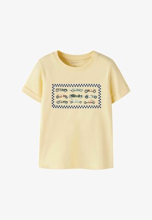 Camiseta infantil amarilla clara de manga corta con ilustraciones de ocho coches de carreras vintage dentro de un borde a cuadros en blanco y negro en el pecho.