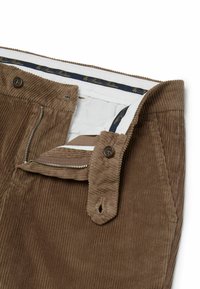 Bruine fluweelachtige corduroy broeken met een rits en knoopsluiting. Kenmerkt zich door een horizontale ribbeltextuur en een contrasterende witte tailleband voering.