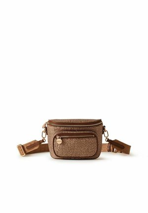 Sac banane marron texturé avec une sangle réglable, une poche avant zippée et des tirettes de fermeture éclair dorées sur fond blanc.