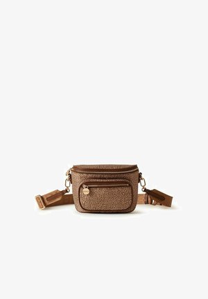 Marsupio marrone con texture, cinturino regolabile, tasca frontale con zip e cerniere dorate su sfondo bianco.