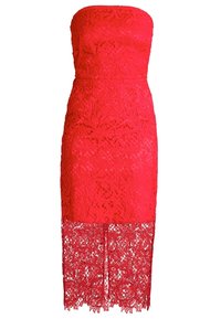 Robe bustier en dentelle rouge présentant une silhouette ajustée, des motifs floraux complexes, et un ourlet en dentelle festonnée.