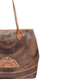 Brun toteväska med svarta intrikata cirkulära mönster och text, med bruna läderhandtag och trim, mot en vit bakgrund.