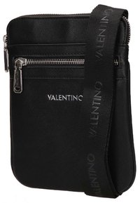 Svart Valentino axelremsväska med silverdragkedja, framficka med dragkedja och bred märkesrem.