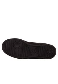 Czarna podeszwa sportowego buta z teksturowanym, heksagonalnym wzorem. Posiada okrągłe i prostokątne akcenty, logo wygrawerowane w pobliżu pięty.