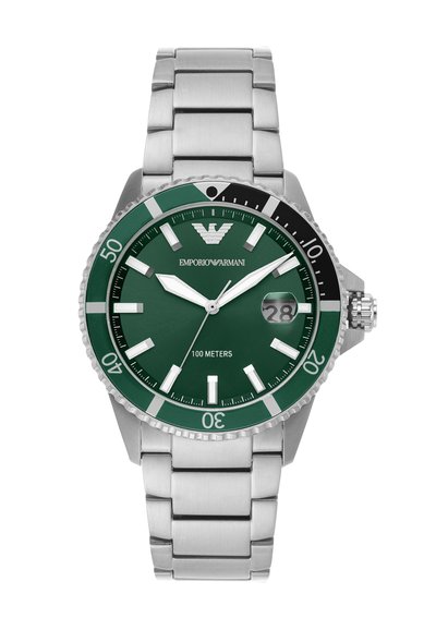 Rustfritt ståluhr med grønn skive, sølvfargede timeindikatorer og sort roterende bezel. Har datovindu og vanntetthet opptil 100 meter.