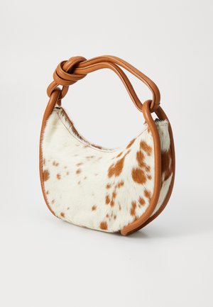 Borsa a tracolla bianca e marrone a pois con una texture morbida simile alla pelliccia, dotata di un manico in pelle marrone annodato e un design curvo.