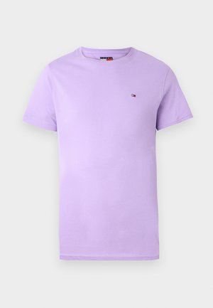 Lila katoenen T-shirt met korte mouwen en een ronde hals, voorzien van een klein geborduurd logo op de borst en een gladde textuur.