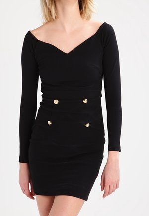 Zwarte jurk met lange mouwen, V-hals, aansluitende pasvorm, gestructureerde stof en gouden knoopaccenten aan de voorkant.