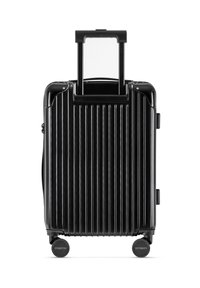 Czarna, twarda walizka z pionowymi rowkami, z teleskopową rączką i czterema kółkami. Posiada zamek błyskawiczny i akcenty z logo na kołach.