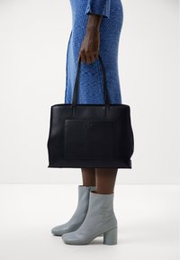 Calvin Klein - DAILY MEDIUM TOTE PEBBLE - Käekott - ck black Väikepilt 1