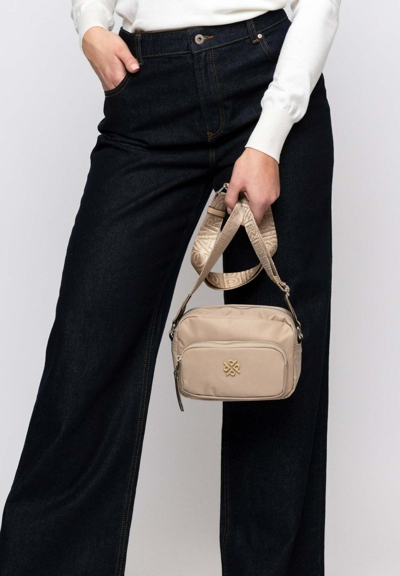 Picard - LEGERE - Cross body bag - sand, Enlarge