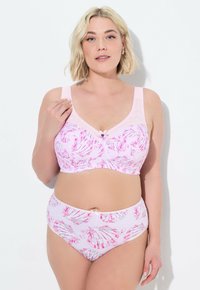Rosa Lingerie-Set mit einem Bralette mit Blumenmustern und passenden hochgeschnittenen Shorts. Weicher Stoff mit gewellten Kanten und zarten Akzenten.
